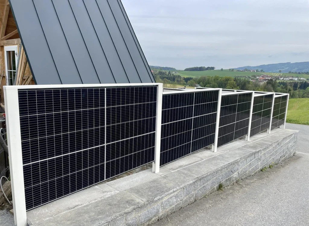 Zabor is solnechnyh paneley: Smart Fence That Makes Power for Your Home